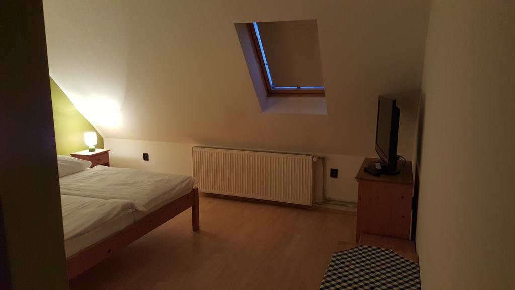 Hotel Carpatia Μπρατισλάβα Δωμάτιο φωτογραφία
